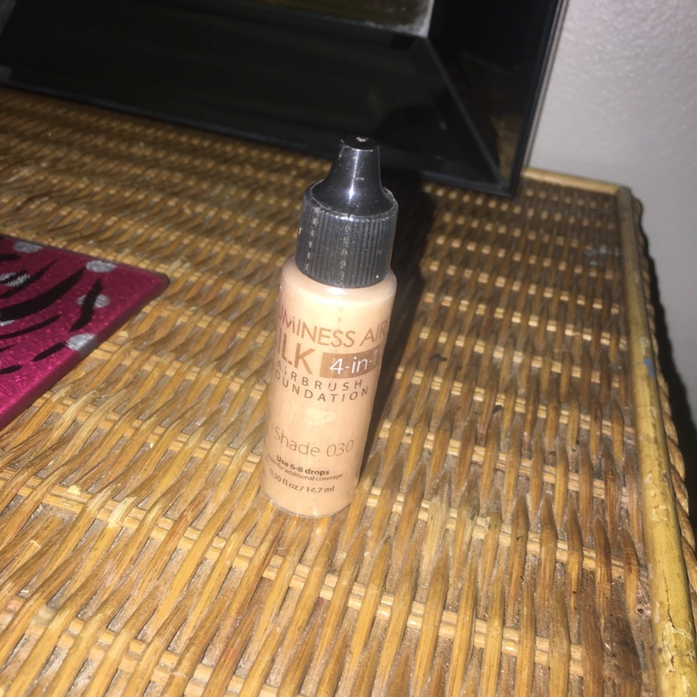 2 bottles luminess air  foundation shade 030 foundation .  Sealed with plastic